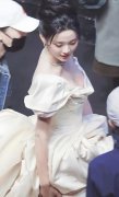 杨超越白色礼服掉了？事件真相是这样的！